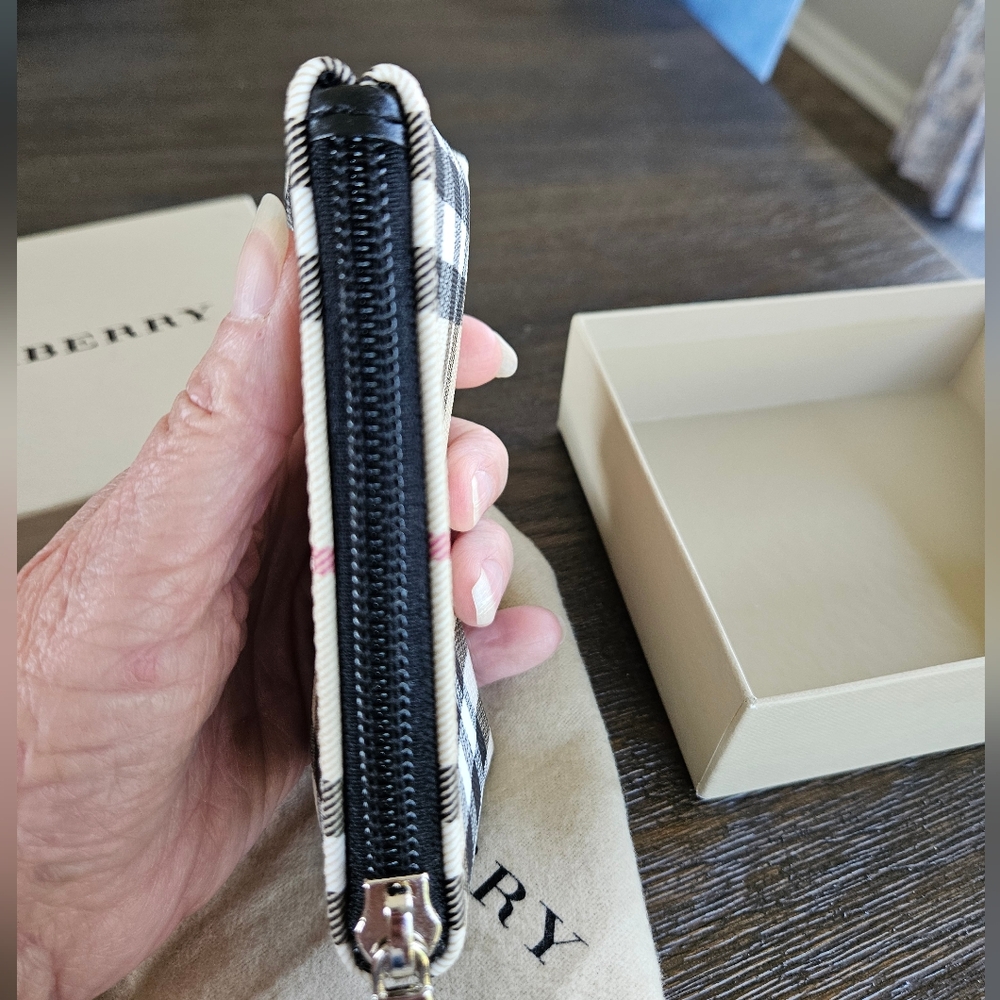 Burberry Nova Check Coin/Cardholder - Picture 7 of 10